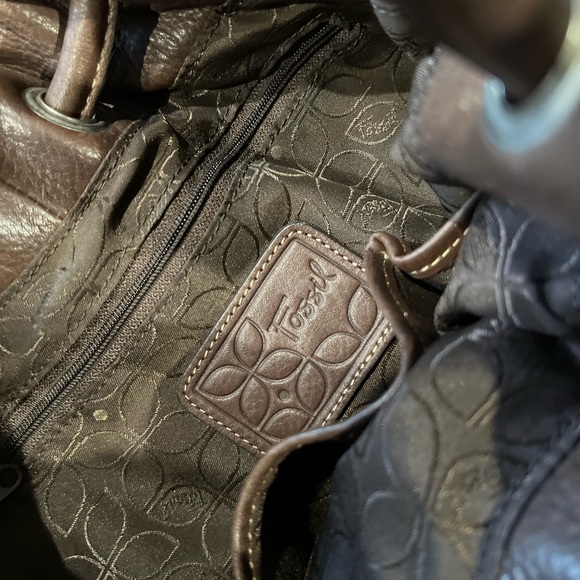 Fossil leather bag in very good pre owned condition. Measures approx. 13”x10”x 4 - Picture 5 of 7